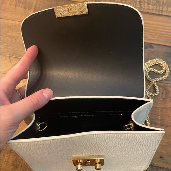 Ivory pebbled leather crossbody bag on long gold chain shoulder  strap - Picture 5 of 14